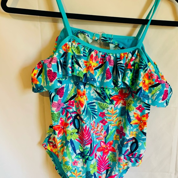 Going to the tropics and I’m going in the water #A10 - Picture 2 of 7